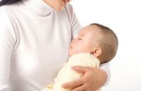 Ru ngủ có thể làm hạn chế khả năng tự ngủ ở bé