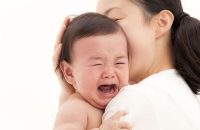 Mẹ cần bế bé ngay khi bé khóc