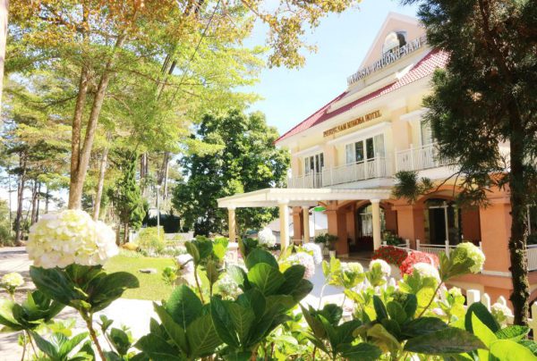 cong vao khach san Mimosa 600x404 - Top 10 khách sạn 3 sao giá tốt ở Đà Lạt