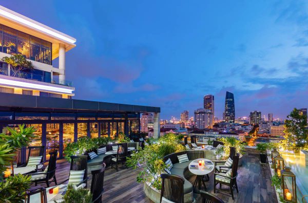 nha hang san thuong view toan thanh pho 600x395 - Top 10 khách sạn Đà Nẵng lãng mạn cho các cặp đôi