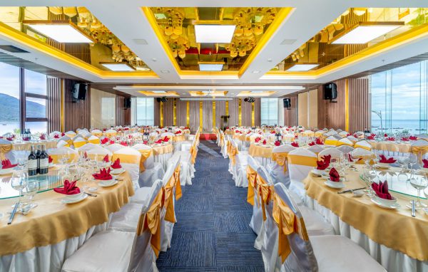 phong hoi nghi khach san Grand Gold Hotel Khach san da nang lang man 600x382 - Top 10 khách sạn Đà Nẵng lãng mạn cho các cặp đôi