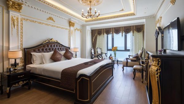 phong nghi sang trong co dien 600x338 - Top 10 khách sạn Đà Nẵng lãng mạn cho các cặp đôi