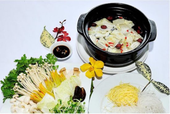 Lau de chay 9 550x370 - Top 9 cách nấu lẩu chay ngon miệng, thanh mát cho ngày rằm